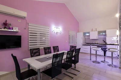 Villa Ava - Five Bedroom Villa with Swimming...