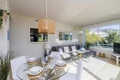 Modern 2-Bedroom Apartment - Alcazaba Lagoon...