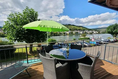 Hallenbach mit Moselblick