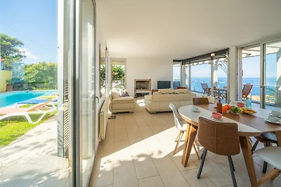 Beautiful villa near Illa Mateua beach