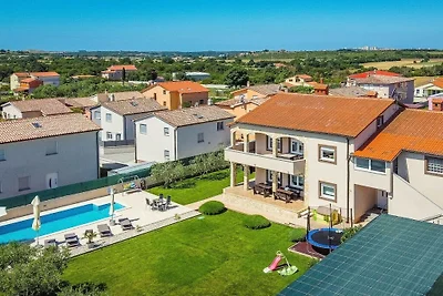 Villa in Pula mit Schwimmbecken