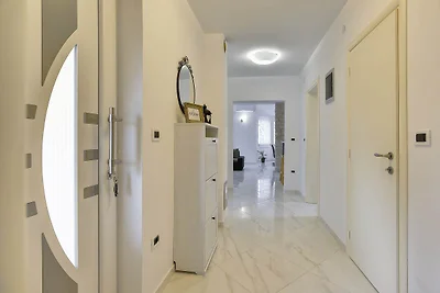 Moderne Villa mit privatem Pool in Strandnähe