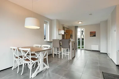 Sfeervol huis met 2 badkamer, op 700 m.