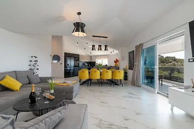 Luminous Infinity Villa with Pool and Gym - S...
