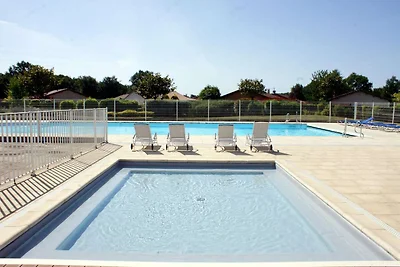 Ruhiges Ferienhaus mit Pool in Les Forges