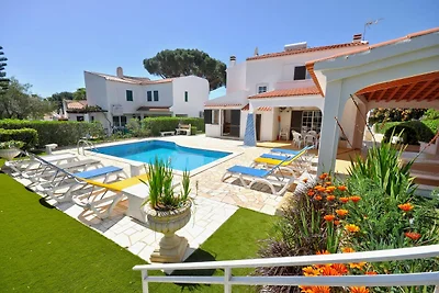 Schönes Ferienhaus in Vilamoura mit Grill