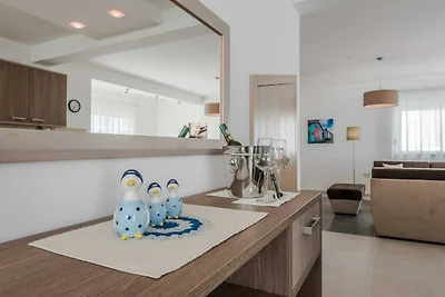 Luxury Escape with Swimming Pool & Modern Des...