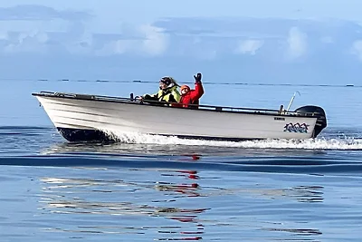 Rückzugsort am Meer mit Booten und Angeln