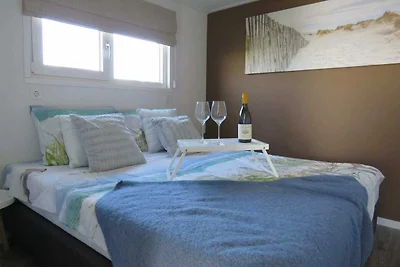 Modern chalet met afwasmachine, aan het...
