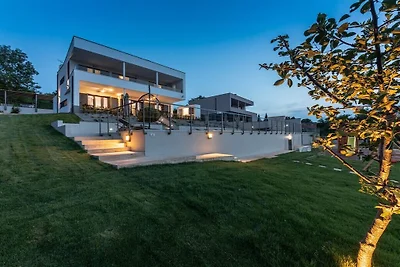 Villa in Ružići mit Schwimmbecken