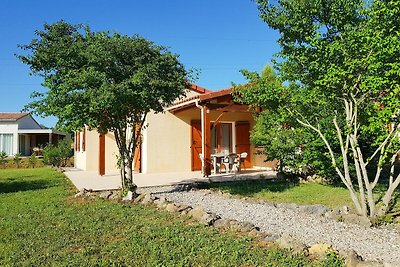 Casa con terrazza, in ampio contesto verde