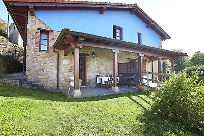 Spazioso cottage a Nava con piscina