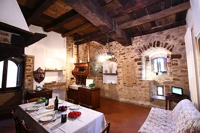 Castello in stile medievale con piscina in...