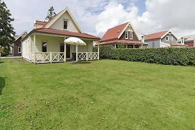 Ferienhaus am Wasser mit Veranda