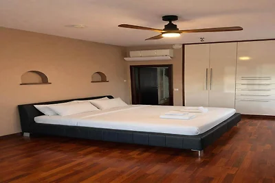 Luxuriöse Gartenvilla, 50 m vom Strand...