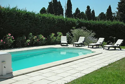 Villa mit Garten und überdachter Terrasse