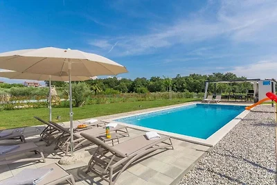 Villa in Novigrad mit Schwimmbecken