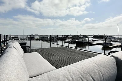 Modernes Hausboot mit Blick auf den See
