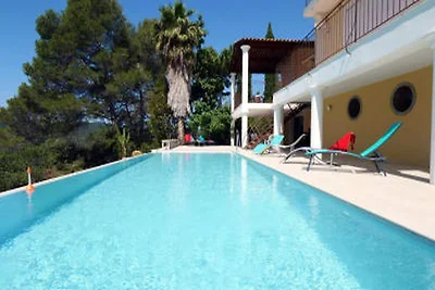 Ferienhaus mit Pool und Naturblick