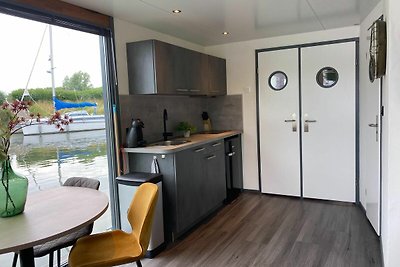 Modernes Hausboot in Monnickendam mit Steg