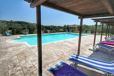 Schönes Bauernhaus in Asciano mit Schwimmbad
