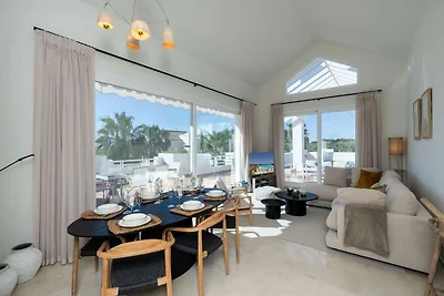 Exclusive 3-bed Penthouse Alcazaba Lagoon...