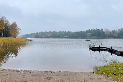 Gemütlicher Rückzugsort im Wald mit Whirlpool
