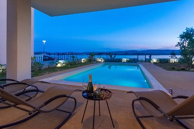 Luxuriöse Villa in Turanj mit Pool