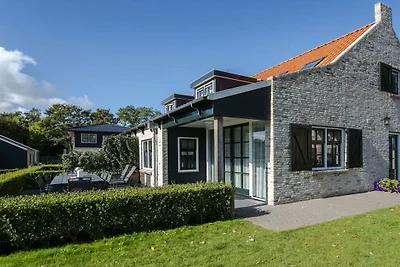 Ferienhaus in Nes mit Schwimmbecken