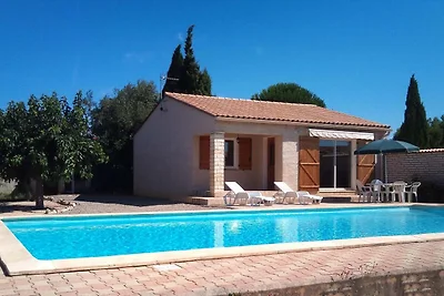 Schönes Ferienhaus in Argeliers mit Pool