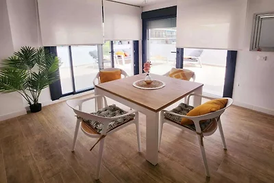 Modernes Ferienhaus mit Terrasse