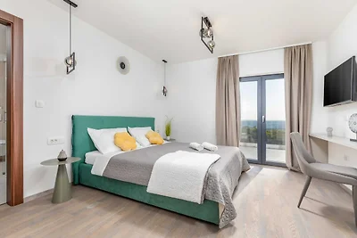 Villa Borealis - Six Bedroom Villa with Swimm...