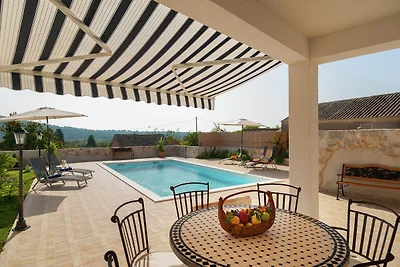 Villa moderna a Grohote con piscina