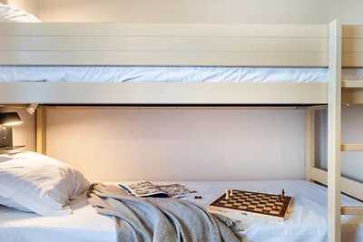 Elegante Unterkunft am Flussufer mit Balkon