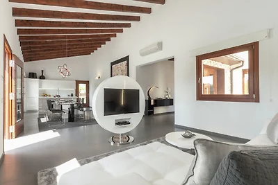 Modernes Herrenhaus mit privatem Pool in Muro