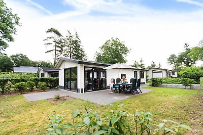 Modernes Chalet mit Geschirrspüler inmitten d...