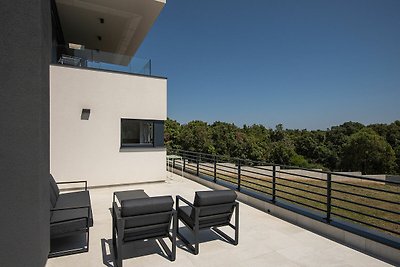 Modern appartement met groot overdekt terras