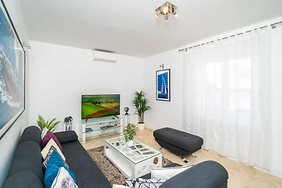 Holiday Home King - Four Bedroom House with...