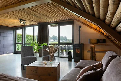 Bungalow mit dekorativem Kamin auf dem...
