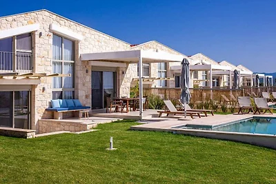 Villa in Nikiti mit Schwimmbecken