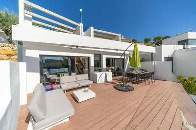 Villa am Wasser mit Panoramablick