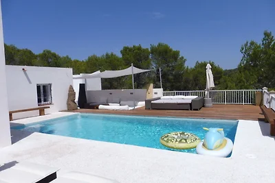 Villa in Cala Tarida mit Swimmingpool