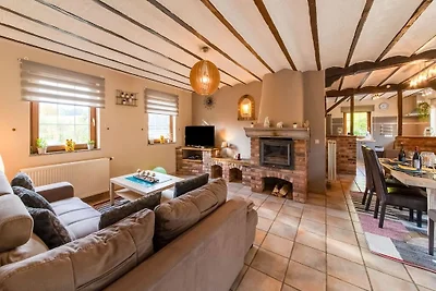 Ferienhaus mit Terrasse und Whirlpool in...
