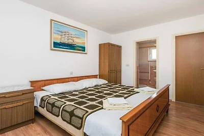 Scenic Seafront Brsec Apartment - Three Bedro...