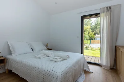 Houten huis met verwarmd zwembad