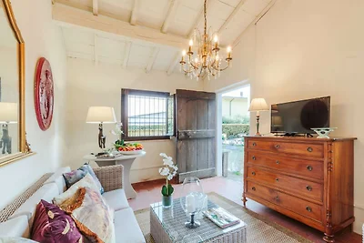 Villa a Lucca con Piscina e Vista Campagna