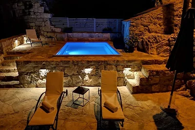 Casa in pietra a Brotnice con vasca...