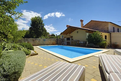 Villa in Cehici mit Pool und Terrasse