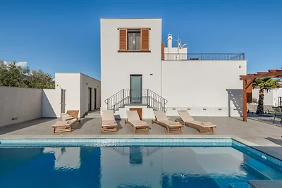 Moderne Ferienvilla mit privatem Pool