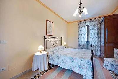 Grande casale in pietra in piccolo borgo...